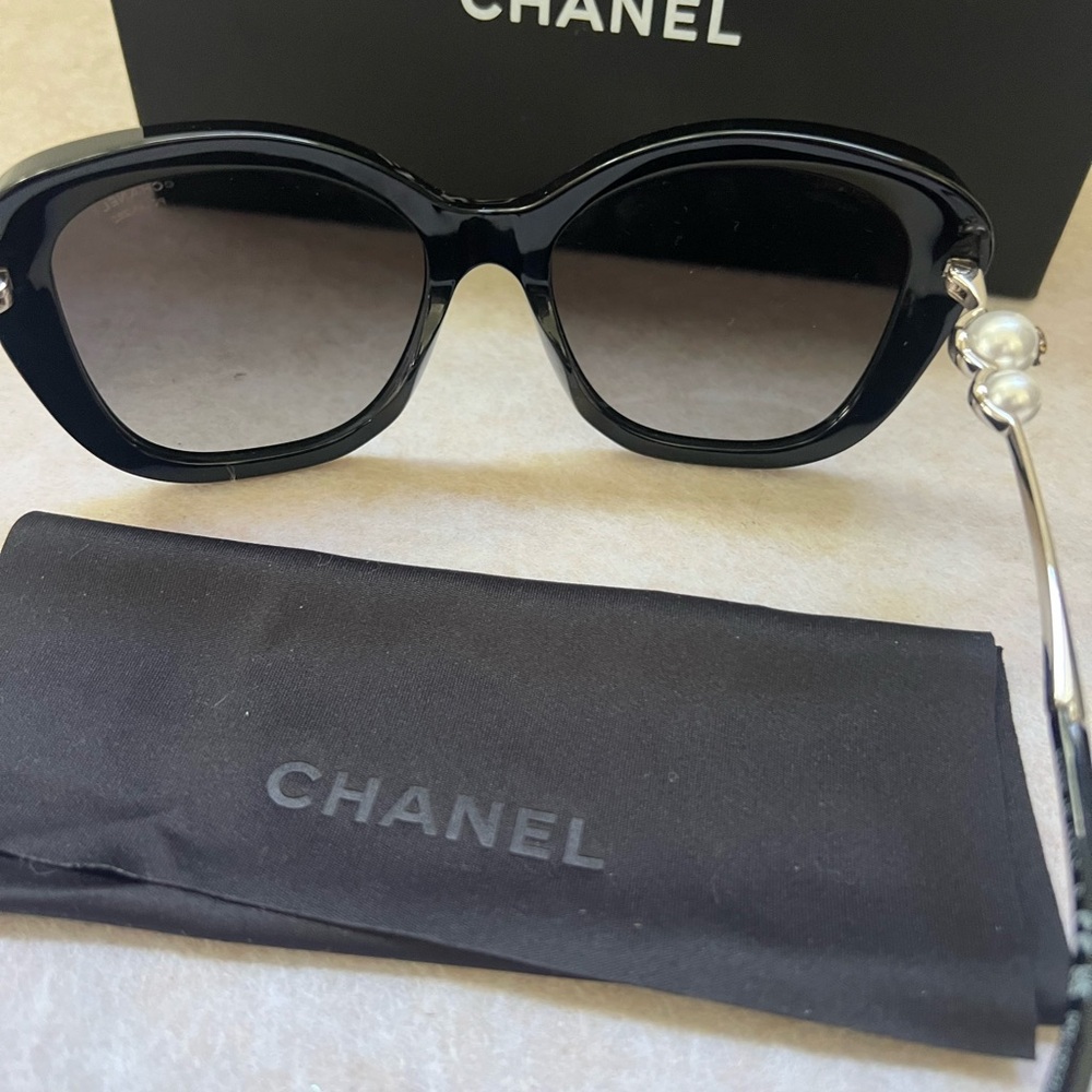 Chanel Black Square Sunglasses with Pearl Detail - Picture 9 of 16